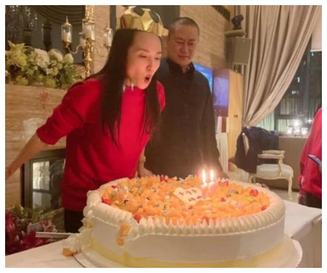 管彤：在央视打拼25年，和韩红关系好，41岁嫁普通人被宠成宝