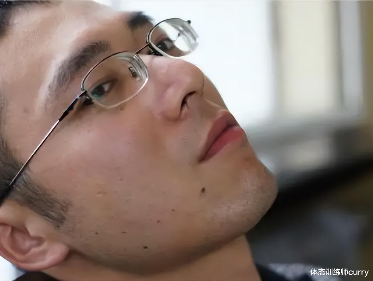 黑色素|鼻毛外窜的男人，有何不同之处？鼻毛变白说明了什么？