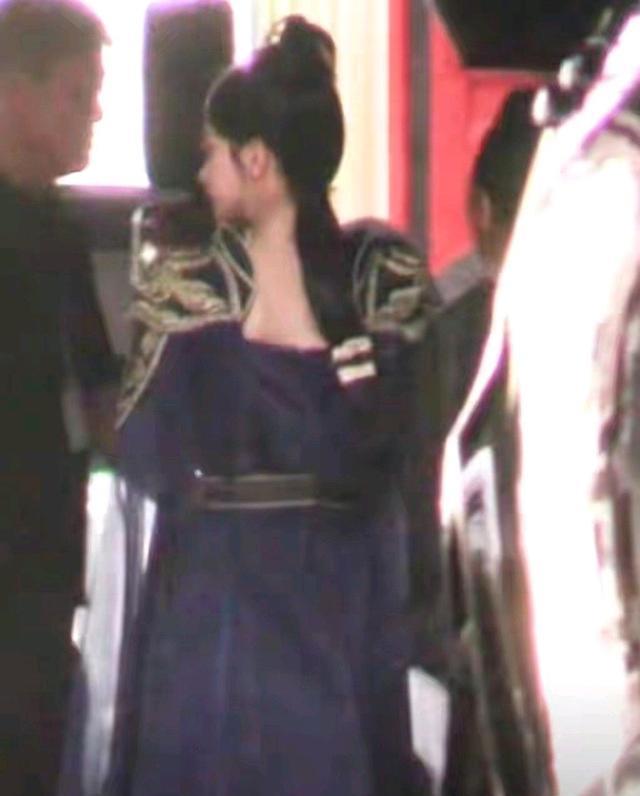 赵丽颖|《与凤行》：赵丽颖片场大露后背，步伐带风曼妙身姿太抢眼！