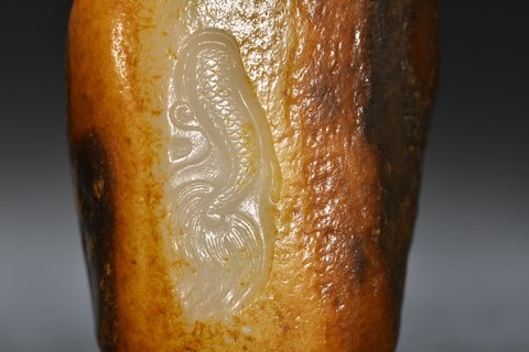 和田玉籽料|和田玉籽料原石雕祥龙戏珠把件