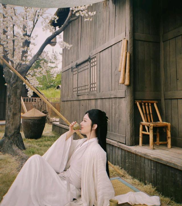 赵丽颖|《与凤行》赵丽颖片场拍戏显自信，剧版“碧苍王”比小说更立体