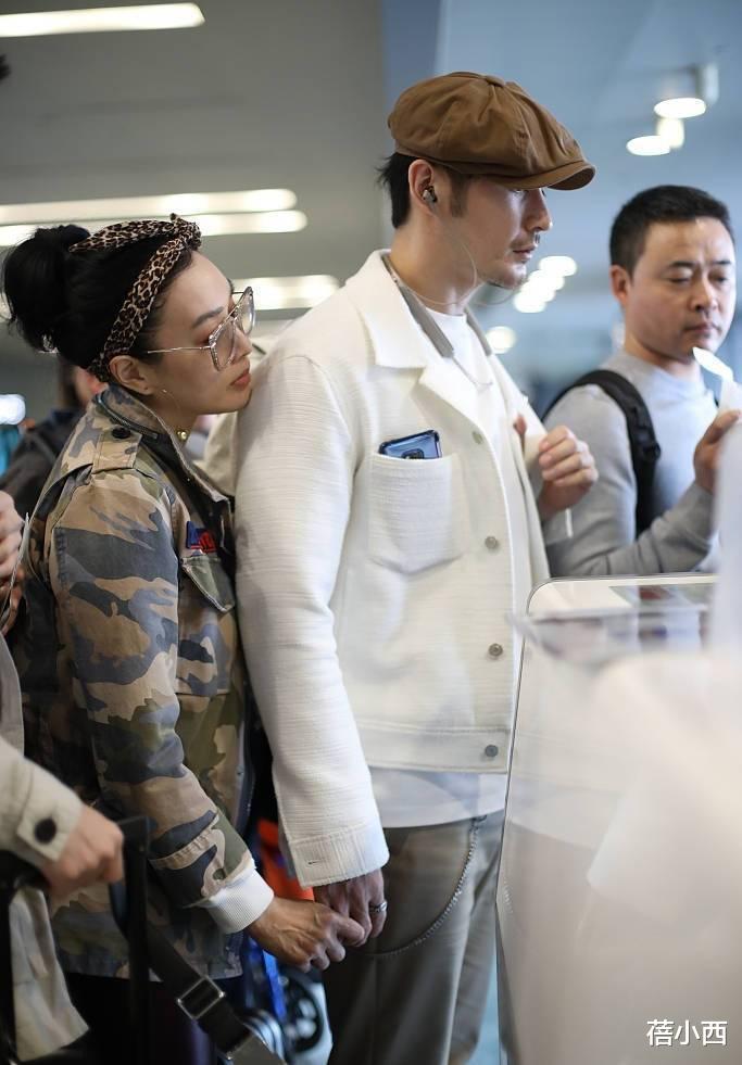 钟丽缇|“钟丽缇”被宠成公主!穿迷彩牛仔外套与张伦硕走机场,大秀恩爱