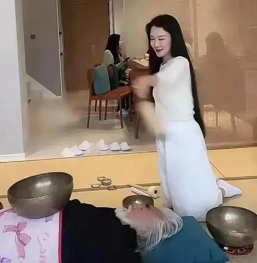 张纪中|著名导演张纪中突发情况,带货累倒直播间,妻子杜星霖却这样做