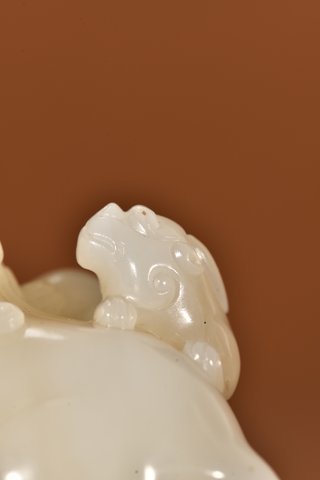 |和田玉瑞兽献宝把件