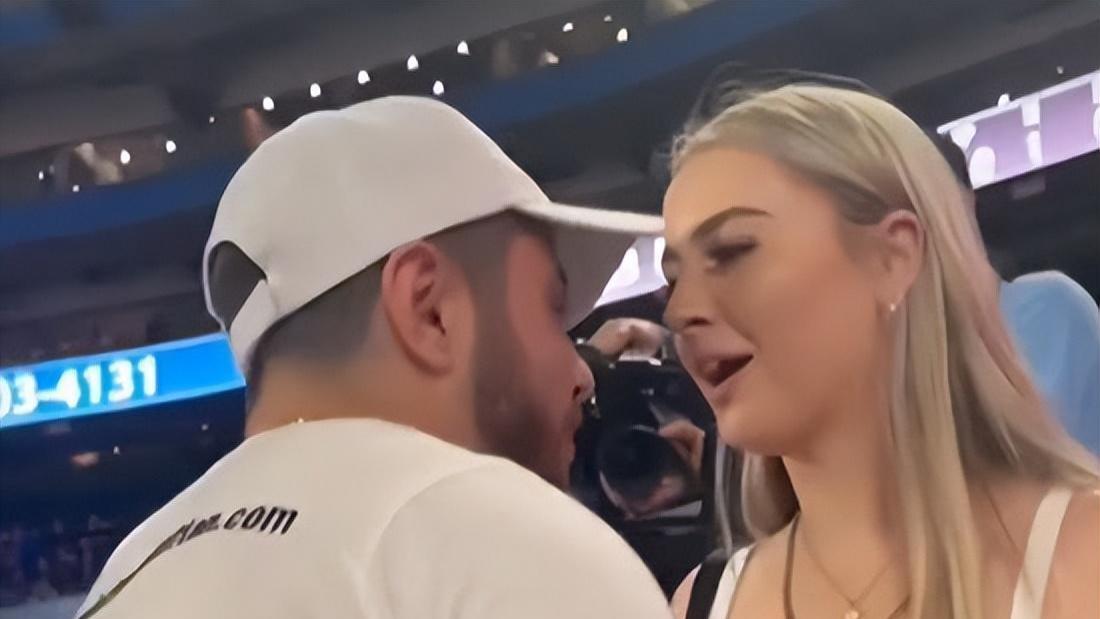 北美女子被当众求婚，激动捂嘴，看到戒指，狠狠扇了男友一巴掌！