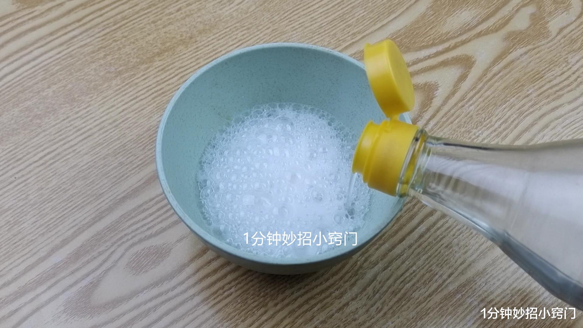 不管家里油烟机有多脏多油,用上1个口罩,一抹一擦立马焕然一新
