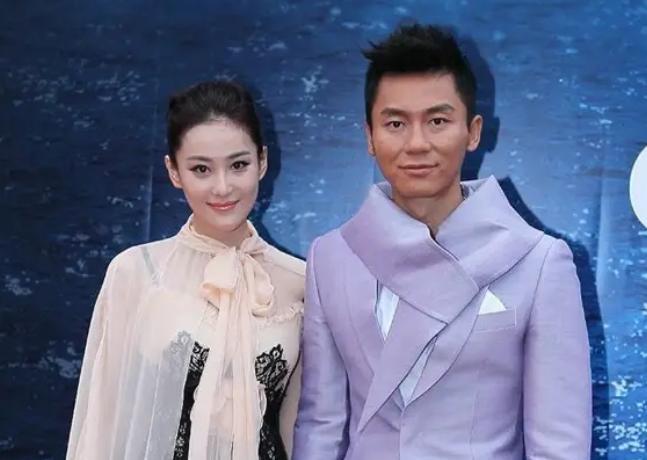 张馨予|张馨予送别探班老公，蹲马路边嗦粉，不顾形象，动作豪迈接地气