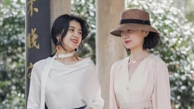 帽子 看完三木妈妈的打扮后才发现：显年轻的秘诀是“帽子”，洋气减龄