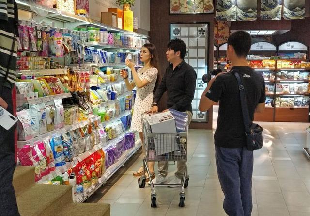 郎朗|郎朗太幸福了，爱妻为他牺牲太多，吉娜的“望夫眼”充满深爱