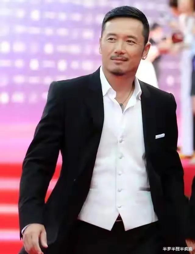 谢霆锋|谢霆锋空中转呼啦圈，《飞虎3》满屏荷尔蒙，内娱男星何时卷起来