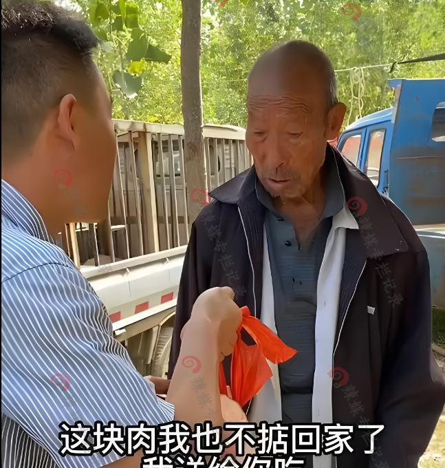 89岁老人卖菜为生,男子送一条肉给他100元,网友:养儿不防老