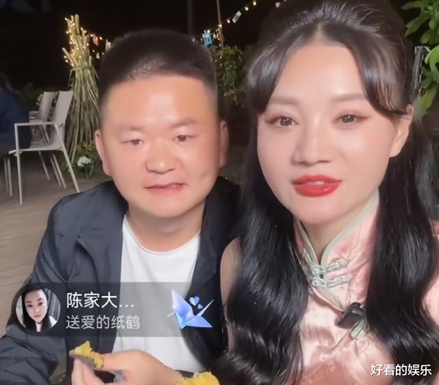 |唐小鱼和孩子坐地头吃红薯,腰部勒出一层赘肉,网友:不嫌丢人