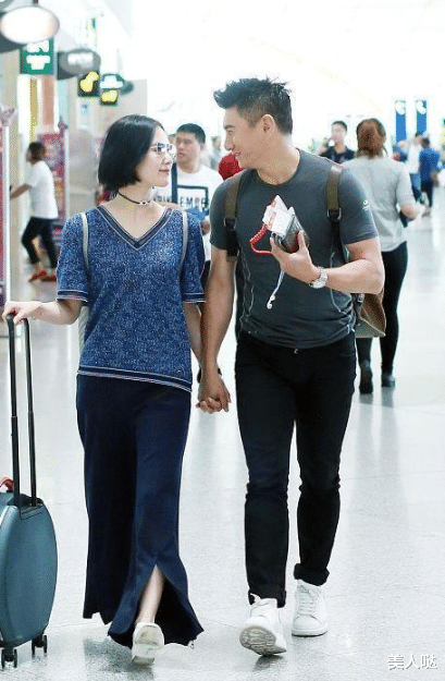 刘诗诗|刘诗诗吴奇隆罕见合体，穿着简单舒适还显气质，两人眼神拉丝甜到齁
