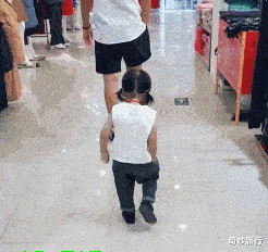 |坐地铁碰到最美阿姨,偷瞄被她发现了,该怎么办?