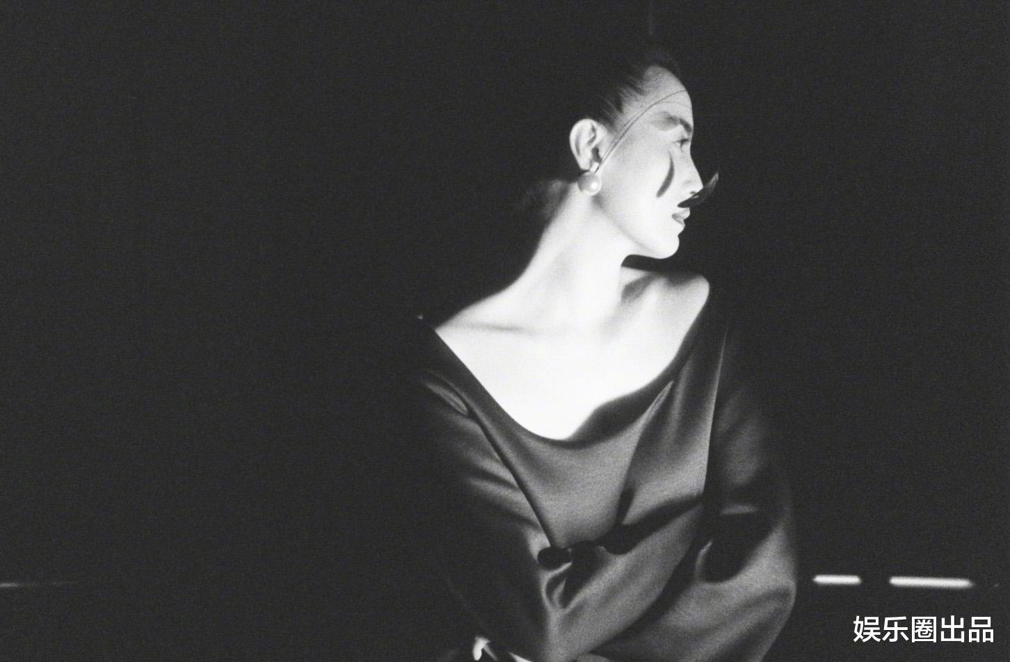 宋佳|41岁宋佳拍摄氛围感封面,视觉效果不输动作片,网友:好会摆psoe