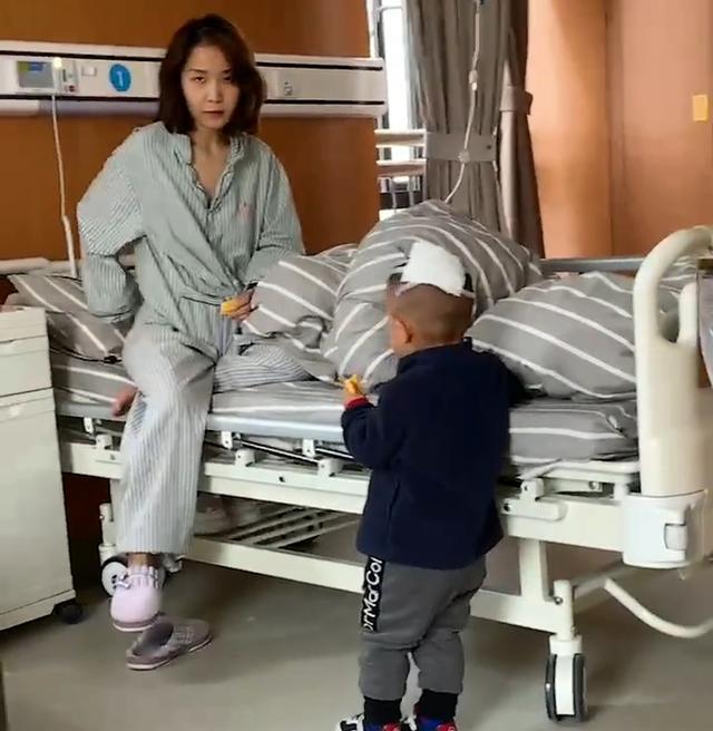 儿子被爸爸带去看住院的妈妈,结果路上摔成这样,网友的反应亮了