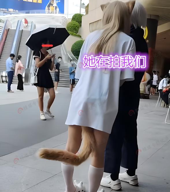 女子身后有“尾巴”,路人好奇围观,网友:她学会夹着尾巴做人
