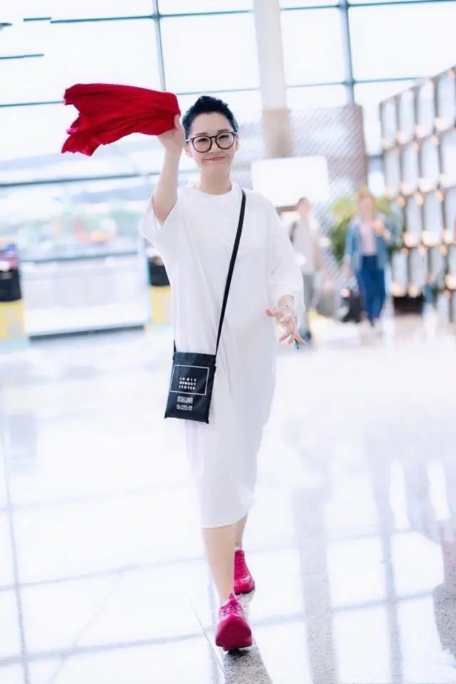 穿衣搭配 许晴真当自己是老少女？剪学生头扮嫩反显老，脸上都是皱纹啊！
