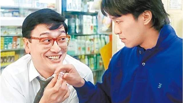 |72岁曹查理现身深圳！身形高大头发稀疏，与美女聊天越来越和善