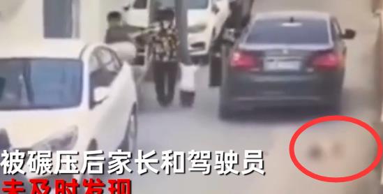 11个月的孩子从婴儿车上掉落,惨遭轿车碾压,家长全程毫无察觉