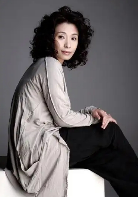 刘丹|“锅姨”刘丹:因《开端》中年爆红,与日本丈夫相爱27年,情不移