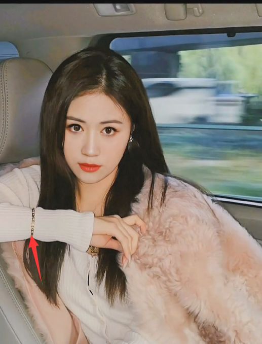 陈萌|大衣哥新儿媳陈萌晒美照，黄金手镯戴在袖子上，被质疑是在炫富