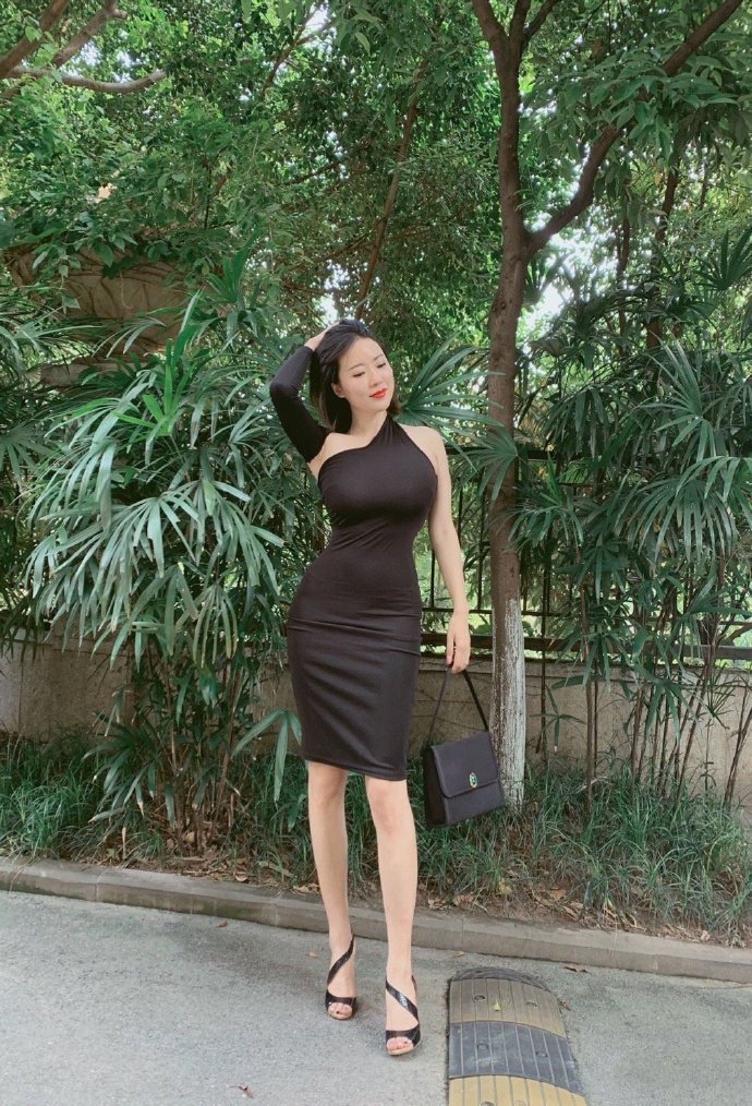 运动装 一袭黑色斜肩紧身裙配红唇身材窈窕尽显成熟魅力