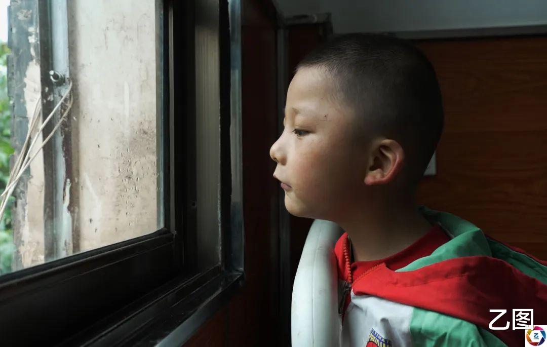 妻子瘫痪三个孩子均患病,男子一月挣一千元养全家,分身乏术