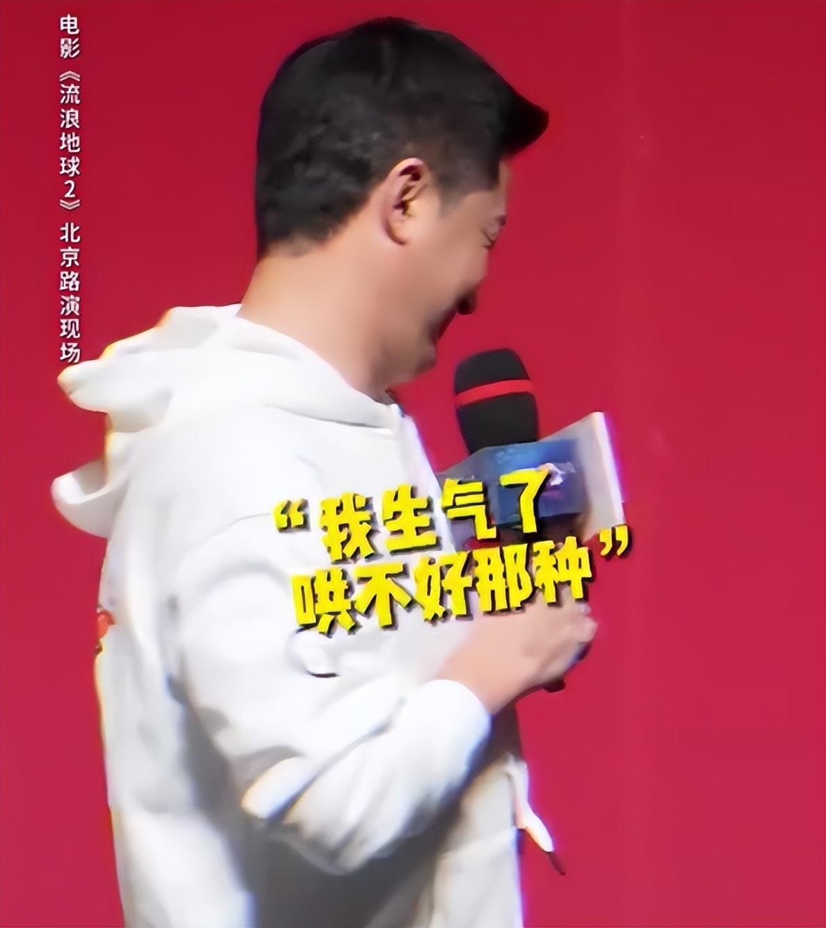 刘德华|刘德华半蹲与吴京一家合影，吴老大全程高冷脸，弟弟偷亲华仔萌翻