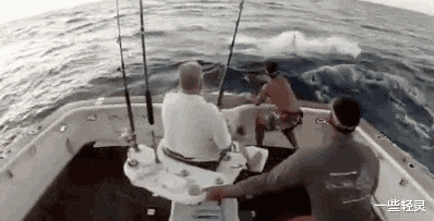 |老婆打疫苗非要穿露肩连衣裙,戴着口罩就不怕丢脸了吗?