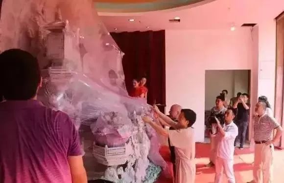 翡翠|土豪楼主请来镇楼之宝，里外包裹3层，全程保安押送，里面竟然是…