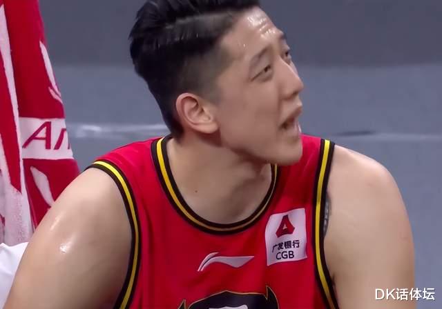 李春江|又一名球员受伤！李春江警告CBA广告牌摆放位置，却没人听劝
