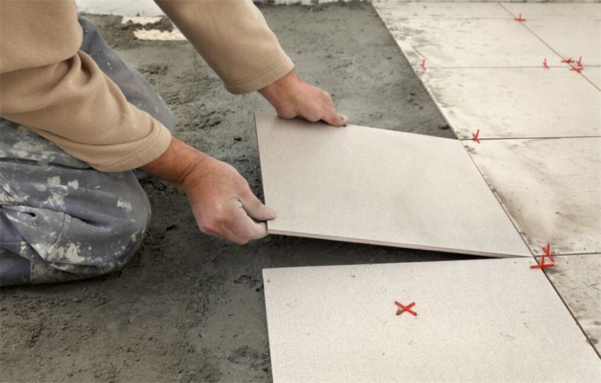 铺瓷砖时,工人说用瓷砖胶比水泥砂浆好?别轻信,八成想坑你