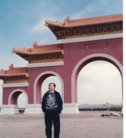 “首富”锒铛入狱,妻子娃远走高飞,小姨子不离不弃为其奔走16年