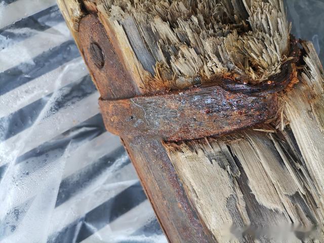 |古沉船打捞出水,怎么桅杆刚一露头就被潜水员包上布呢?不给看吗