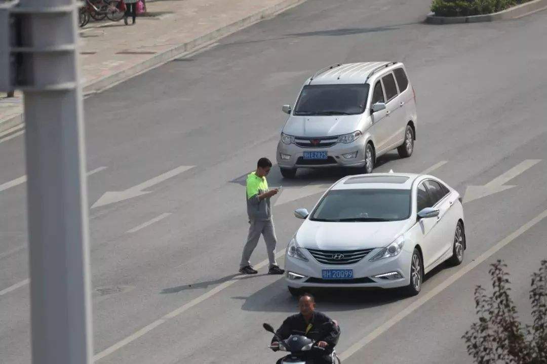 行人因为闯红灯被撞时,谁负主要责任?车主知道答案后“炸锅”了