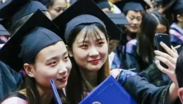 大学|985博士生毕业后吐槽，只因简历上的一行字，被很多公司嫌弃