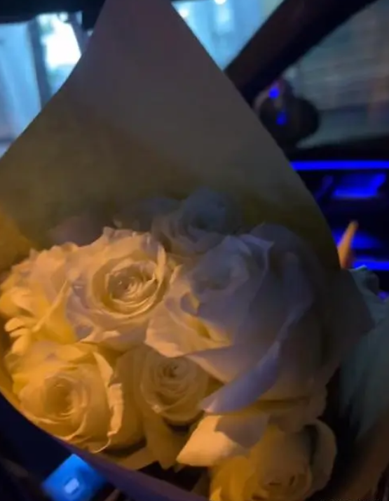 陈亚男|陈亚男疑曝新恋情!晒玫瑰浪漫晚餐娇羞似少女,模样大变被指整容