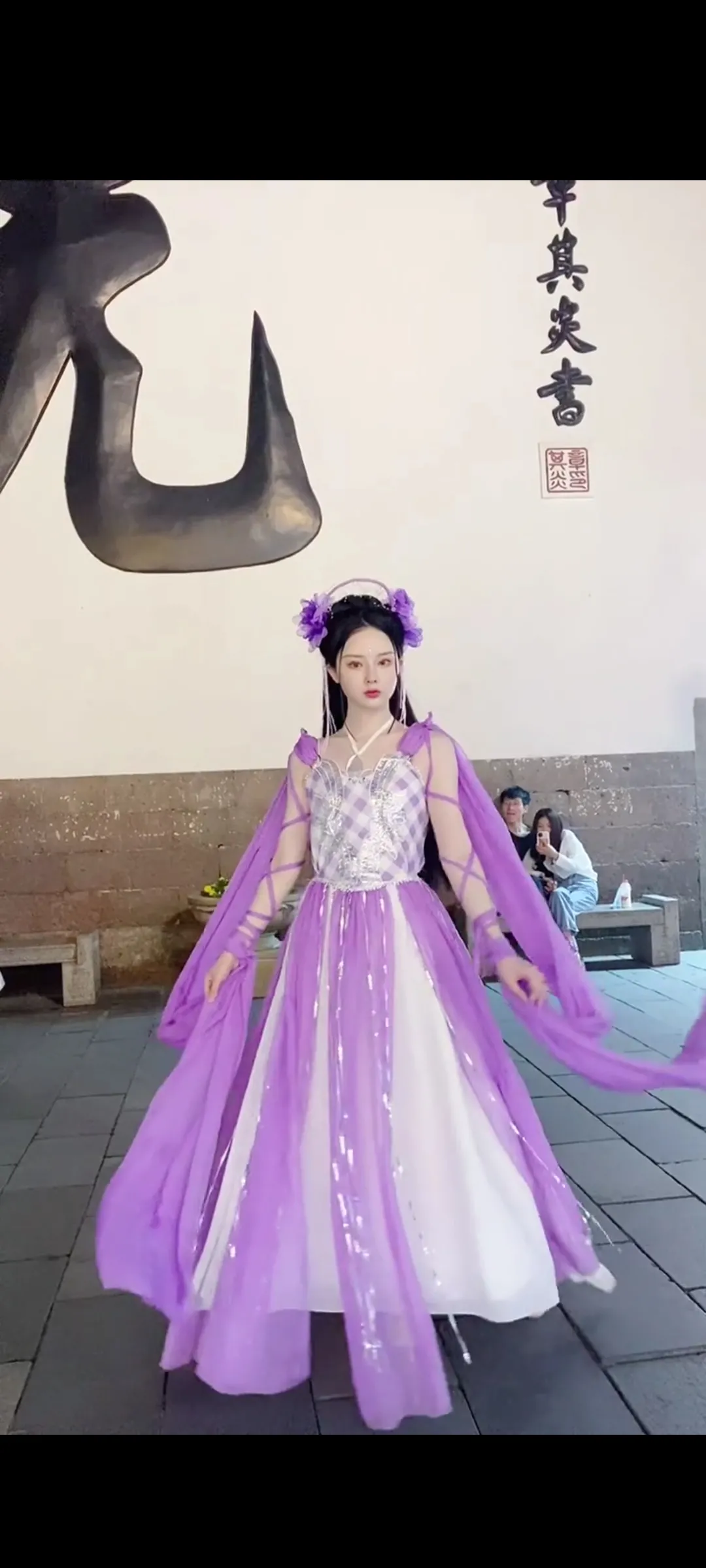 赵本山|杭州西湖,一美女竟然装扮成七仙女紫儿,转身瞬间简直惊为天人