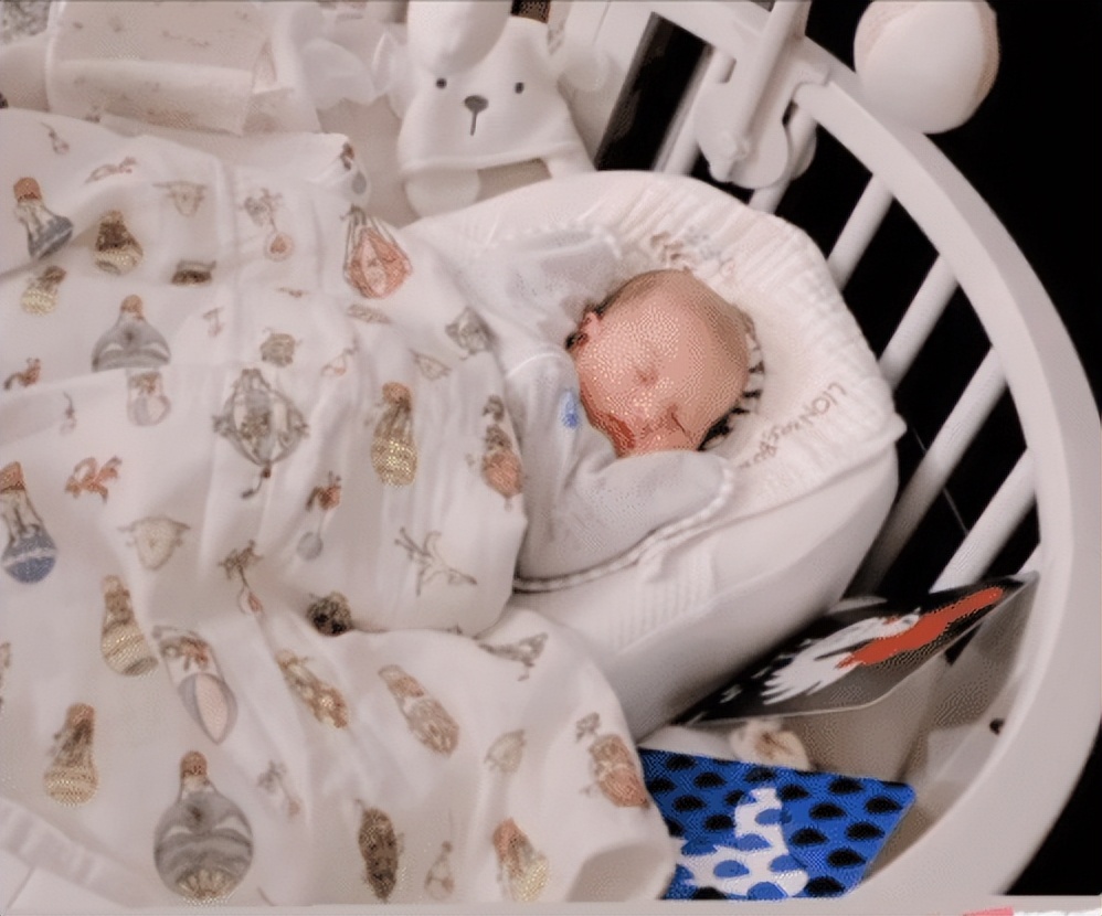 昆凌|昆凌晒三个儿女打牌，哥哥姐姐不轻易言弃，妹妹手小牌大超喜感