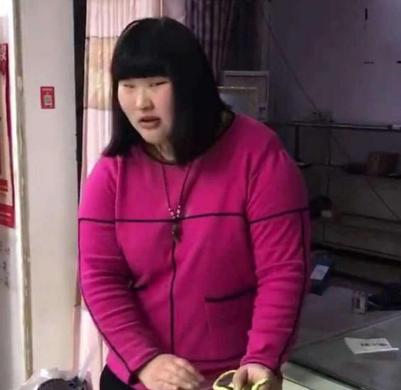 女孩 朱之文女儿减肥成功后晒自拍照,剪刀手圆脸太可爱,像芭比娃娃