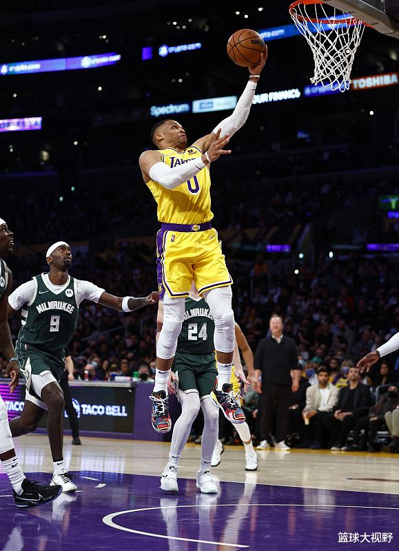 字母哥|44+14+8，字母哥和詹姆斯对飙！打破NBA纪录，成历史第一人