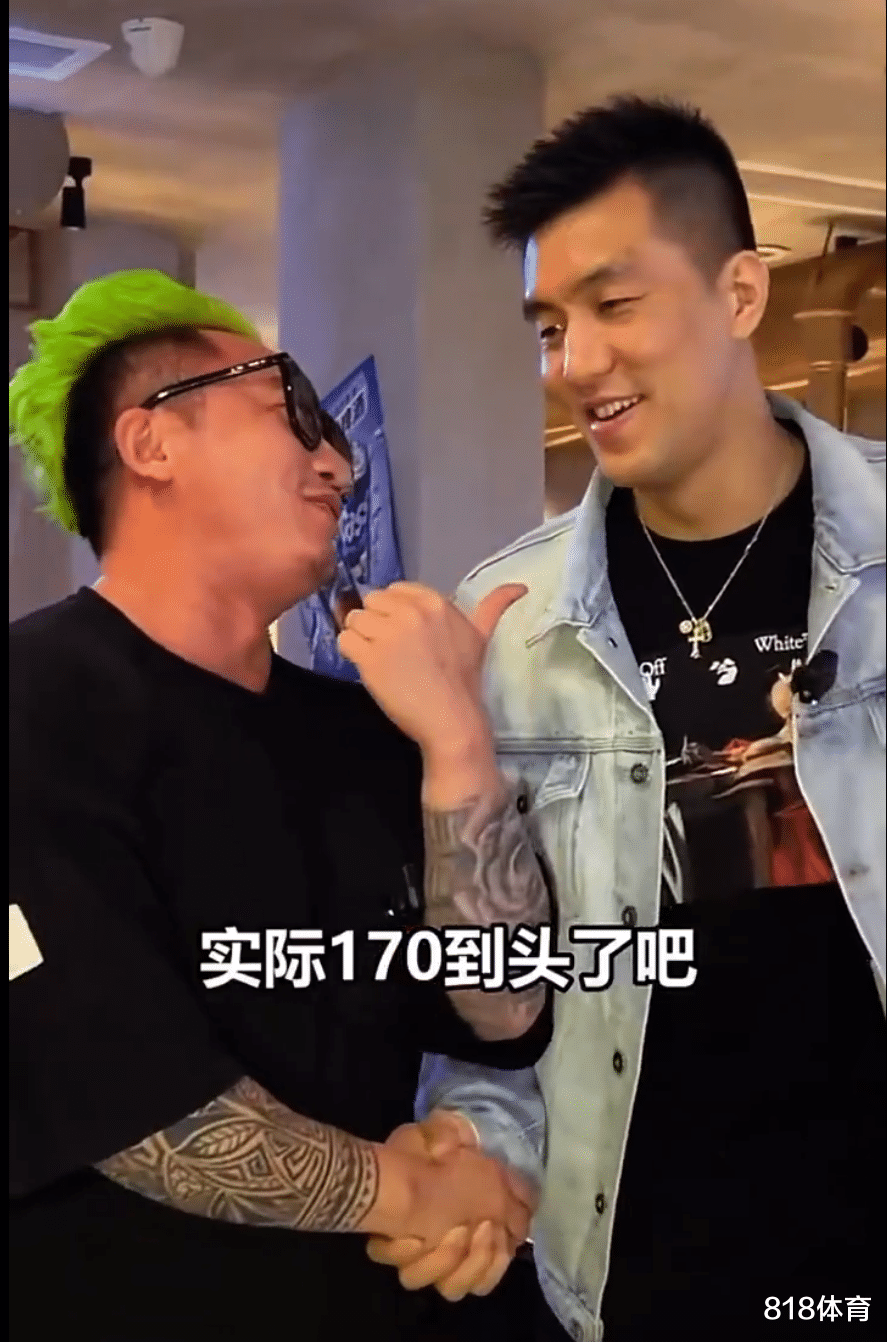 郭艾伦|不爱炒莓了! 郭艾伦成都烤肉店请网红吃饭, 赞不绝口: 贼香! 我爱吃烤肉