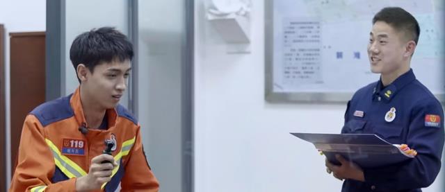 秦霄贤|秦霄贤社牛性质再次展现，拿着自拍相机在消防站随意采访，厉害啊