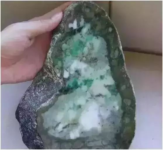 翡翠|满身是“藓”的翡翠只能丢掉？错！经雕刻师的手，看看什么叫做“救死扶伤”！