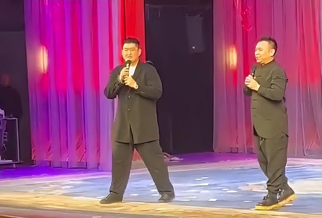 赵本山|赵本山26岁儿子接任刘老根大舞台总经理，登台致辞获赞年轻有为