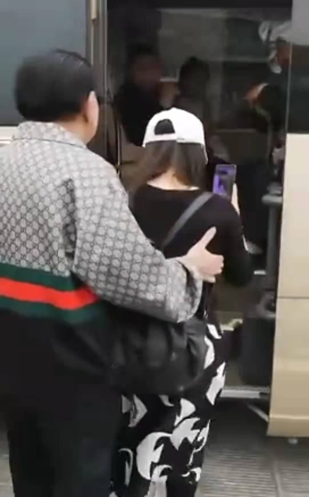 侯耀华|侯耀华当众触碰女子惹争议,背后伸手位置尴尬,艺术家品行被质疑