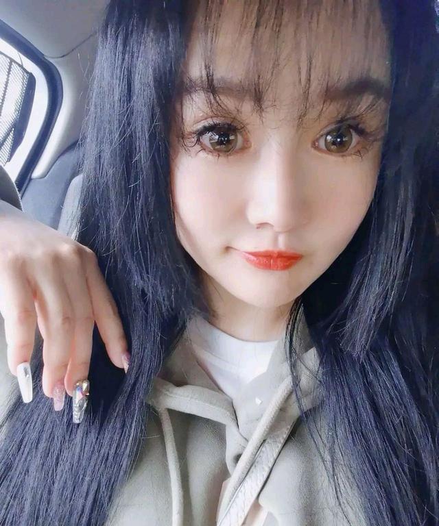 邹市明|邹市明老婆晒照被指认不出，妆容加持像洋娃娃，眼睛和指甲很抢镜
