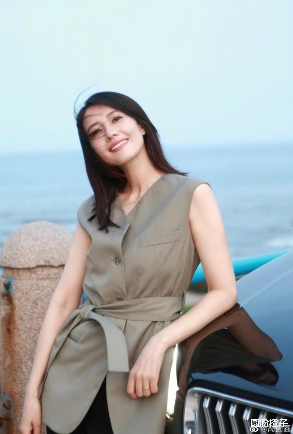 高圆圆越看越漂亮,无袖马甲配黑色长裤,长发披肩柔美知性