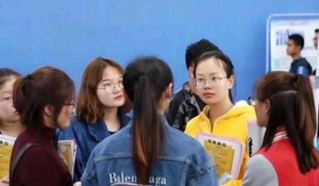00后|女大学生应聘，面对HR的“无理要求”霸气回怼，00后来整顿职场了